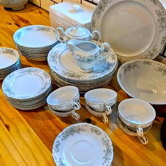 Dinnerware Set - Picture 1 of 3